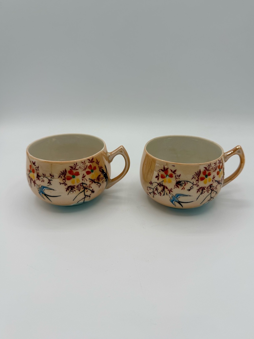 Pair of Japanese lusterware tea cups and integrated saucers-hand-painted - Picture 2 of 7
